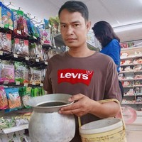 Dalam hal mengurangi sampah plastik, orang-orang di Thailand pun bisa jadi panutan. Niat mengurangi sampah plastik, mereka pakai ember hingga karung goni. Foto: Facebook @rovmaira