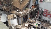 Beton ruko yang roboh berhamburan di sekitaran lokasi.