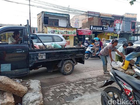 Pihak terkait mengangkut karung-karung berisi tanah dari lokasi. Namun puing beton masih tersisa