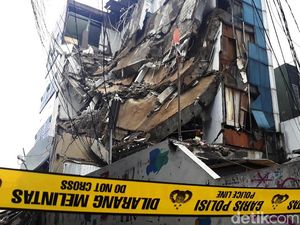 Ini Rekaman CCTV Detik-detik Robohnya Gedung Berlantai 4 di Slipi