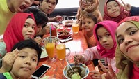 Tak hanya di luar negeri, kulineran saat liburan di dalam negeri juga jadi kegiatan favorit Gen Halilintar. Menu bakso hingga siomay jadi pilihannya. Foto: Instagram @genhalilintar