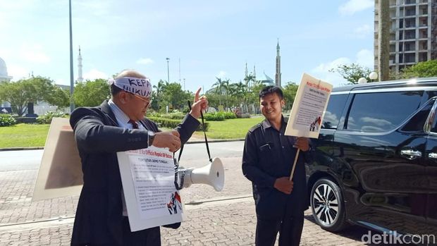 Gokil! Pria di Batam Demo Izin Usaha Pakai Mobil Mewah Vellfire