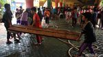 Semangat Siswa SD di Bintaro Kerja Bakti di Sekolah Pascabanjir
