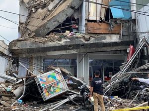3 Orang Terluka Akibat Ruko Roboh di Slipi Jakbar