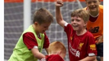 Pemain Liverpool merayakan gol Curtis Jones ke gawang Everton. Foto: Twitter