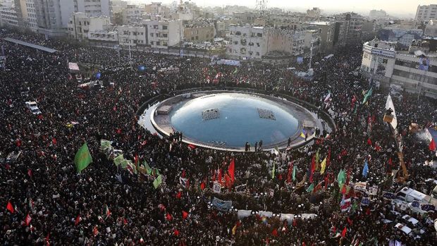 Para pelayat memenuhi jalanan kota Teheran