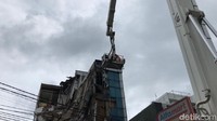 Dinas Penanggulangan Kebakaran dan Penyelamatan (DPKP) DKI Jakarta menerjunkan mobil Bronto Skylift Mobil ini diterjunkan guna memastikan ada tidaknya korban yang tertimpa ruko 4 lantai yang roboh. (Foto: Rolando/detikcom)