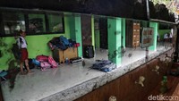 Sisa-sisa lumpur akibat banjir di awal tahun 2020 tersebut pun masih terlihat di sejumlah bagian. Para siswa dan guru pun bersama-sama melakukan kerja bakti membersihkan sekolah.