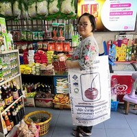 Album di sebuah akun Facebook mengumpulkan orang-orang kreatif yang menggunakan berbagai alat untuk membawa belanjaan. Bagi Anda yang butuh bawa banyak barang mungkin bisa menggunakan karung beras seperti ini. Foto: Facebook @rovmaira