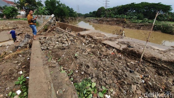 Tanggul Kali Bekasi jebol (Foto: Isal Mawardi/detikcom)
