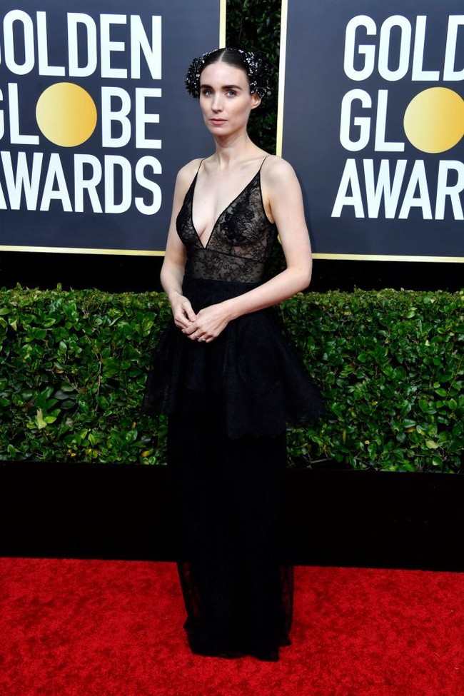 Gaun hitam lace nan edgy sukses mempertegas karakter Rooney Mara yang terkesan misterius. (Foto: Frazer Harrison/Getty Images)