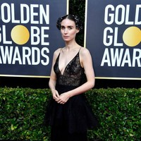 Gaun hitam lace nan edgy sukses mempertegas karakter Rooney Mara yang terkesan misterius. (Foto: Frazer Harrison/Getty Images)