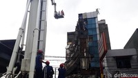 Di lokasi Dinas Penanggulangan Kebakaran dan Penyelamatan DKI Jakarta melakukan evakuasi. Mereka mengerahkan mobil Bronto Skylift.