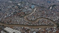 Foto udara suasana wilayah bantaran sungai Ciliwung di kawasan Bukit Duri, Jakarta, Minggu (5/1/2020). Rencana pembangunan tanggul normalisasi atau naturalisasi yang menjadi program Gubernur Anies Baswedan hingga saat ini belum mencapai target yaitu hanya 16,19 km dari total 33,69 km dikarenakan terkendala pembebasan lahan.