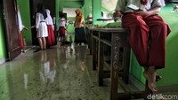 Para siswa sekolah kembali masuk sekolah usai libur akhir tahun. Siswa-siswi di SDN 01 Kapuk Muara, Jakarta Utara, memulai hari pertama masuk sekolah dengan membersihkan ruang kelas usai terendam banjir di awal tahun 2020, Senin (6/1/2020).