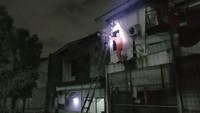 Salah satu permintaan yang diterima petugas damkar yakni evakuasi sarang tawon. Petugas damkar Jaksel melakukan evakuasi sarang tawon vespa dari salah satu ruko di wilayah Pasar Minggu Jaksel. (Foto: Istimewa)