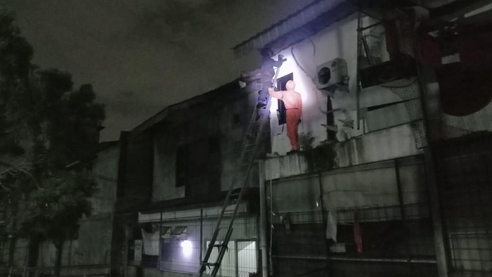 Sarang Tawon Dievakuasi dari Ruko di Pasar Minggu Jaksel