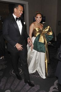 Berpita Besar, Gaun Jennifer Lopez di Golden Globes Jadi Candaan Netizen