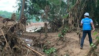 Untuk menghubungkan listrik yang terputus di dua kecamatan tersebut, berbagai peralatan mulai dari tiang hingga kabel harus dipanggul oleh petugas PLN. Selain di kecamatan Sajira, PLN juga telah berhasil menyambungkan listrik dari kecamatan Gunung Luhur ke kecamatan Citorek Kidul yang terputus akibat banjir bandang. Istimewa/Dok. PLN.