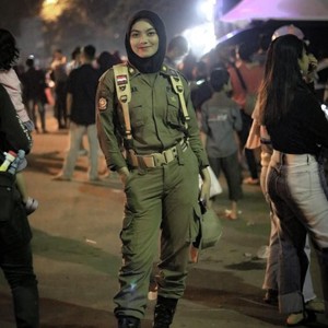 Satpol PP Cantik Berhijab dari Lebak Bikin Salfok Saat Bencana Banjir Satpol PP Cantik Berhijab dari Lebak Bikin Salfok Saat Bencana Banjir