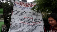 Spanduk itu diketahui dipasang karena warga sekitrar merasa terganggu akibat trotoar untuk pejalan kaki diserobot oleh PKL.