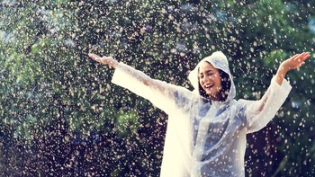 Tidak Ada Musim: Menurut Ethan Siegel, ahli astrofisika, hilangnya musim di planet biru ini disebabkan karena setiap daerah di seluruh dunia akan menerima paparan sinar Matahari dalam jangka waktu yang sama sebagai dampak dari hilangnya rotasi jika Bumi berbentuk datar. Jadi, planet ini akan mengalami musim yang sama sepanjang tahun.  Foto: shutterstock