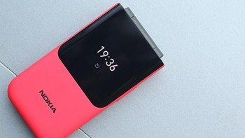 Layarnya ada dua. Di bagian luar berukuran 1,3 inch. Foto: Sina Mobile