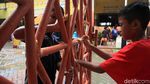 Semangat Siswa SD di Bintaro Kerja Bakti di Sekolah Pascabanjir
