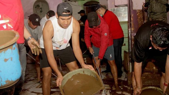 Sean Gelael ikut membantu korban banjir di Jakarta (dok.Sean Gelael) Sean Gelael ikut membantu korban banjir di Jakarta (dok.Sean Gelael)