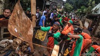 Petugas dan warga masih terus membersihkan lumpur sisa banjir di Kompleks IKPN, Bintaro, Pesanggrahan, Jakarta Selatan, Senin (6/1/2019).