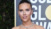 Scarlett Johansson tampil menawan di ajang Golden Globe 2020 di California, AS pada Senin (6/1). Jon Kopaloff/Getty Images