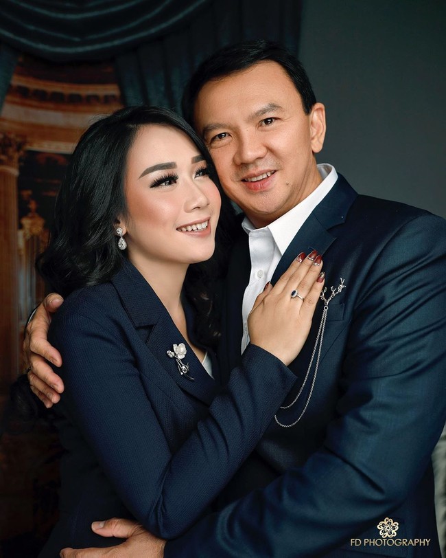 Sementara itu, istri Ahok tampil anggun dalam balutan blazer yang senada dengan busana sang suami. Ahok Puput pun lagi-lagi terlihat mesra dalam foto pernikahannya itu. Foto: Instagram @fdphotography90