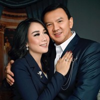 Sementara itu, istri Ahok tampil anggun dalam balutan blazer yang senada dengan busana sang suami. Ahok Puput pun lagi-lagi terlihat mesra dalam foto pernikahannya itu. Foto: Instagram @fdphotography90