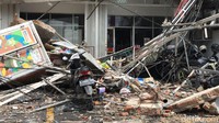 Beton ruko yang roboh berhamburan di sekitaran lokasi. Pecahan kaca juga nampak berserakan. (Foto: Rolando/detikcom)