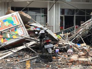 Ruko 4 Lantai di Slipi Jakbar yang Roboh Juga Timpa Sejumlah Motor