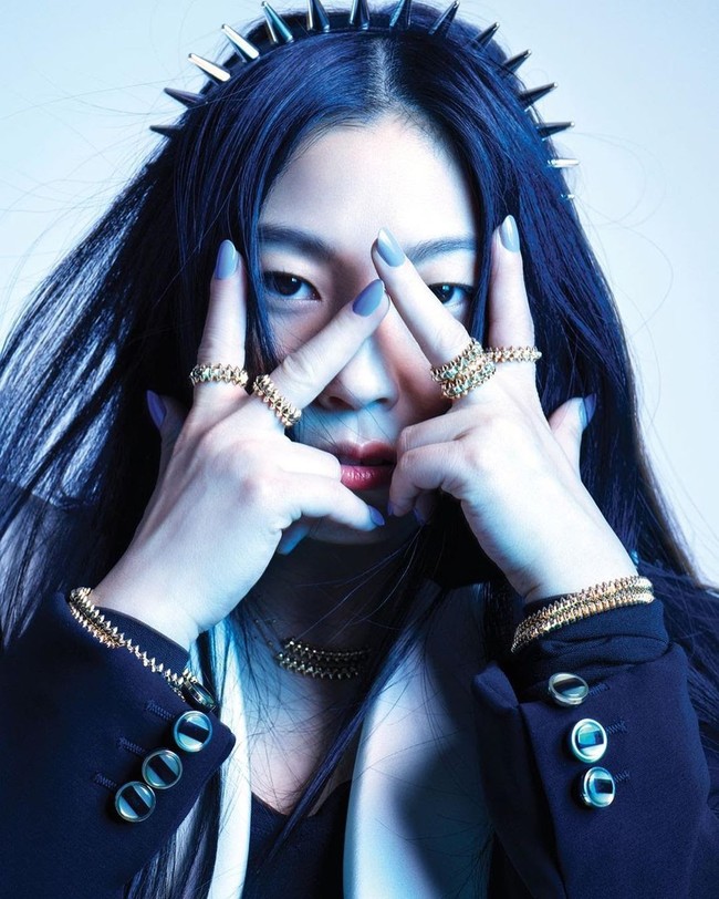 Awkwafina bukanlah nama asli aktris berusia 29 tahun itu. Dia lahir di New York pada 2 Juni 1989 dengan nama Nora Lum. Ayahnya seorang keturunan China-Amerika. Sedangkan ibunya imigran dari Korea Selatan. Foto: Instagram