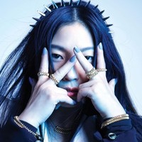 Awkwafina bukanlah nama asli aktris berusia 29 tahun itu. Dia lahir di New York pada 2 Juni 1989 dengan nama Nora Lum. Ayahnya seorang keturunan China-Amerika. Sedangkan ibunya imigran dari Korea Selatan. Foto: Instagram