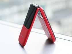 Penampakan Ponsel Lipat Nokia 2720 Berkelir Merah