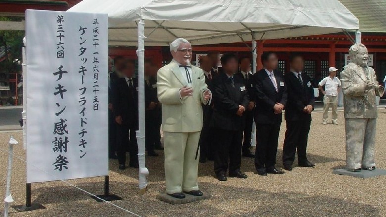 Upacara penghormatan arwah ayam KFC di Jepang (@kano56/Twitter) Upacara penghormatan arwah ayam KFC di Jepang (@kano56/Twitter)