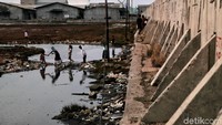 Selain itu, Kementerian Pekerjaan Umum dan Perumahan Rakyat menargetkan pembangunan tanggul laut raksasa lepas pantai Jakarta bisa dimulai pada 2021 setelah penyusunan masterplan rampung disusun.