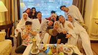 Dengan aneka buah segar, teh, hingga camilan, keseruan Gen Halilintar saat umrah bareng semakin terasa. Foto: Instagram @genhalilintar