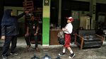 Aksi Bersih-bersih Para Guru di Hari Pertama Masuk Sekolah