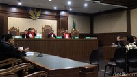 Jaksa meyakini Rommy melanggar Pasal 11 UU Tipikor Undang-Undang Nomor 31 Tahun 1999 tentang Pemberantasan Tindak Pidana Korupsi sebagaimana telah diubah dengan Undang-Undang Nomor 20 Tahun 2001 tentang perubahan atas Undang-Undang Nomor 31 Tahun 1999 tentang pemberantasan tindak pidana korupsi juncto Pasal 55 ayat 1 juncto Pasal 64 ayat 1 KUHP.