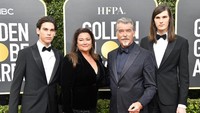 Banyak netizen yang menanyakan dan salah fokus dengan kedua putra Pierce Brosnan itu. Frazer Harrison/Getty Images