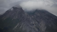 Begini penampakan terkini aktivitas Gunung Merapi yang terlihat diselimui kabut pekat.