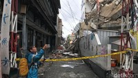Ruko 4 lantai di Slipi, Jakarta Barat, roboh. Garis polisi pun terpasang di lokasi. (Foto: Rolando/detikcom)