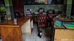 Aksi Bersih-bersih Para Guru di Hari Pertama Masuk Sekolah