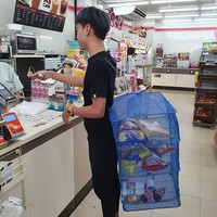 Apapun yang bisa menampung benda tampaknya bisa digunakan. Contohnya tempat menyimpan baju berikut. Foto: Facebook @rovmaira