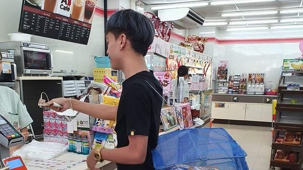 Kantong Plastik Dilarang, Begini Kocaknya Orang-orang Thailand Bawa Belanjaan
