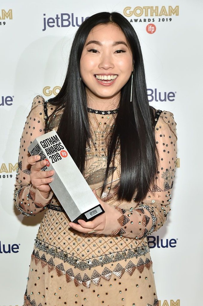 Awkwafina sukses mengalahkan sejumlah nama aktris terkenal lainnya yang masuk nominasi Golden Globes 2020. Mereka yang kalah saing darinya di antaranya Ana de Armas (Knives Out), Cate Blanchett (Whered You Go, Bernadette), Beanie Feldstein (Booksmart), dan Emma Thompson (Late Night). Foto: Getty Images